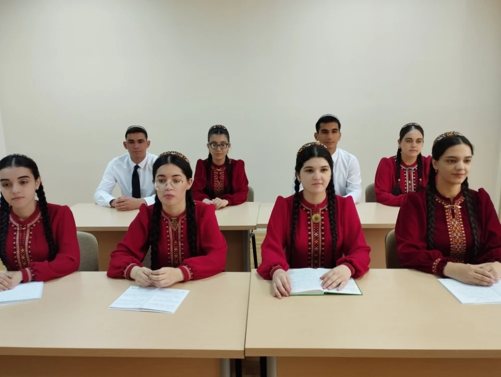 Halypa žurnalistler bilen duşuşyk